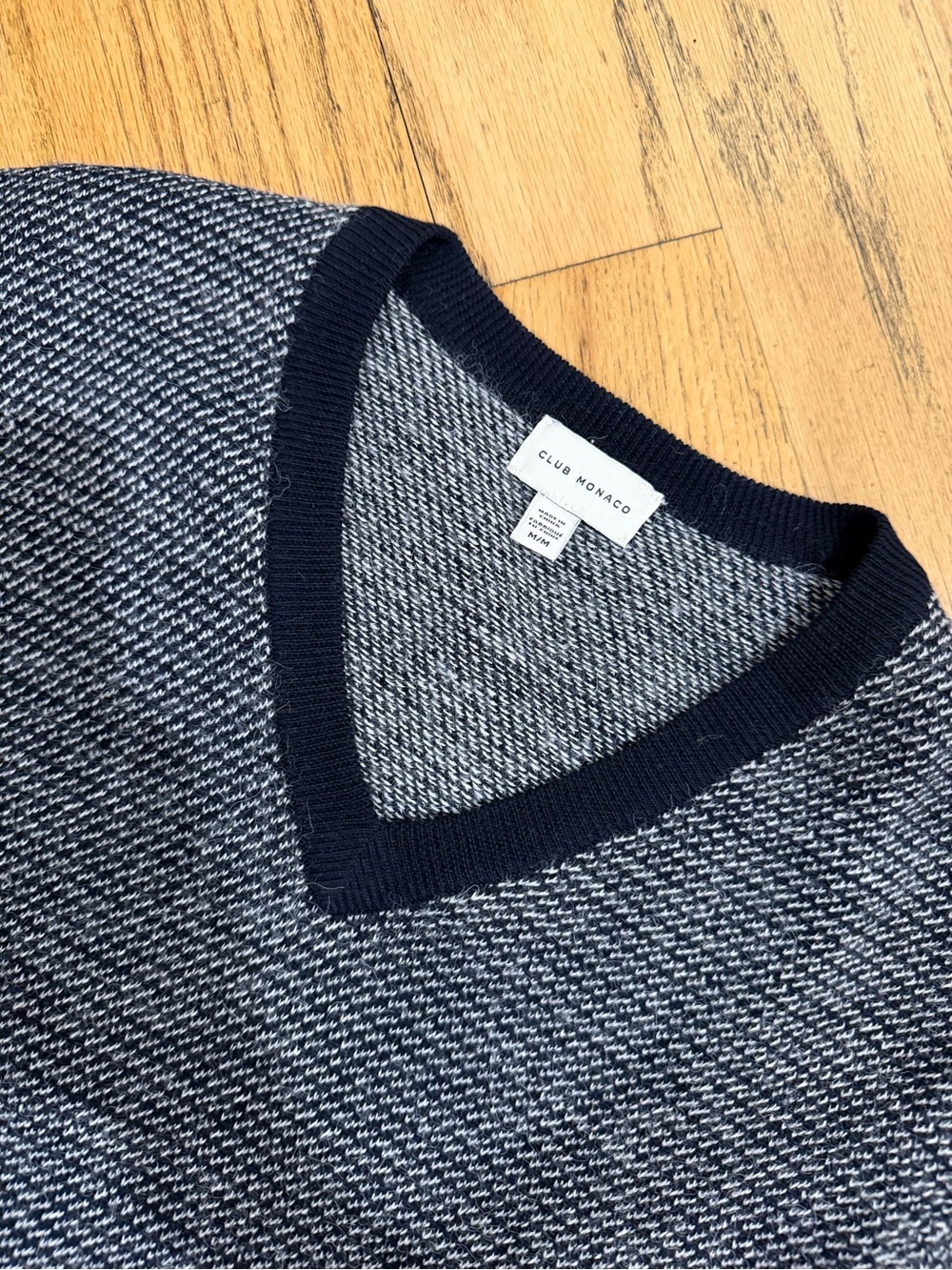 Club Monaco Navy Trim Gray Knit V‑Neck Sweater
